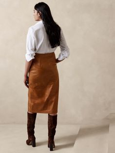 Midi Leather Skirt Outfit, Knee Length Skirts Outfits, Suede Skirt Outfit, Midi Leather Skirt, Linen Style Fashion, Suede Outfit, Leather Skirt Outfit, Midi Skirt Outfit, Utilitarian Style