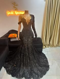 Senior Prom Dresses Long Sleeve, Prom Dresses Inspiration Black, Black Prom Dress Masquerade, Prom Dresses Black Women Black, Custom Prom Dress Ideas, Unique Wedding Dresses Black, All Black Prom Dress, Black And Gold Prom Dresses, Glamour Black Dress