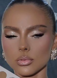 White And Gold Eyeshadow Looks, Nude Glam Makeup Looks, Shimmery Eyeshadow Looks, Soft Glam Neutral Makeup, Icy Eye Makeup, White Eye Shadow Look, Snowy Makeup Look, White Party Makeup, Glittery Makeup Ideas