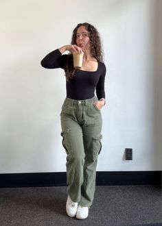 Green Cargo Outfits Women Winter, Outfits With Green Pants Olive, Olive Bottoms Outfit, Green Cargo Pants High Waisted, Cargos In Winter, Green Cargo Pants Outfits Women, Cargo Pants Outfit Inspiration, Women Green Cargo Pants Outfit, Cargo Pants Woman Outfit