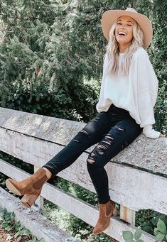 Solid Outfits For Women, Fall Clothes For Women Sweaters & Cardigans, Fall Winter Date Night Outfits, October Photoshoot Outfits, Fall 2033 Fashion Trends, Fall Outfits Heel Boots, Grundy Outfits Plus Size, Causal Rocker Outfit, Fall County Fair Outfit