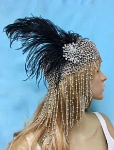 Unique flapper cloche stretches to fit any head.  Perfect for Flapper, Gatsby event.      Hat can be made in silver or gold.  Feather can be white or black. Art Deco Event, Great Gatsby Outfits, Gatsby Event, Headpiece Art, Art Deco Headpiece, Gatsby Girl, Vintage Wedding Accessories, Flapper Cloche, Flapper Headpiece