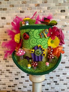 Fairies Flying, Crazy Hat, Mad Hatter Hat, Diy Flores, Fairy Village, Fairy Garden Party, Hat Decoration