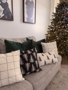 Christmas Decor Grey Living Room, Christmas Pillows Living Room, Gray Couch Christmas Pillows, Grey Couch Christmas Pillows, Black Couch Christmas Decor, Holiday Pillows Couch, Christmas Pillows Couch, Holiday Pillows On Grey Couch, Christmas Living Room Pillows