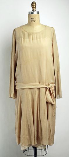 Title: Dress Design House: House of Chanel (French, founded 1910) Designer: Gabrielle Chanel (French, Saumur 1883–1971 Paris) Date: 1920s Culture: French Medium: silk Credit Line: Purchase, The New School for Social Research Fund and Irene Lewisohn Bequest, 1995 House Of Chanel, Coco Fashion, 1920s Women, Chanel Dress, 20s Fashion, 1920s Dress, Costume Institute, Chanel Vintage, 1920s Fashion