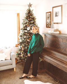 Holiday Party Outfit Cold Weather, Holiday Party 2024 Outfit, Work Christmas Outfit Casual, Winter Ladies Night Outfit, Cool Holiday Outfits, Cool Girl Christmas Outfit, Minimalist Holiday Outfit, Christmas Outfit Simple, Casual Christmas Card Outfits