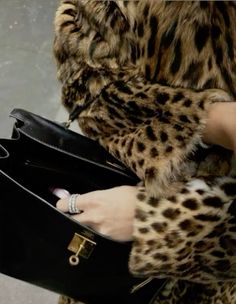 Golden Brunette, Cheetah Print Outfits, Brunette Aesthetic, Samantha Jones, Print Coat, Feminine Aesthetic, Autumn Aesthetic, Rich Girl