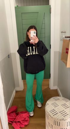 College Hoodie Outfit, Hoodie Outfit Aesthetic, Airport Fits, Latina Fashion Outfits, Lulu Leggings, Latina Fashion, Legging Outfits, Fire Fits, Basic Fits