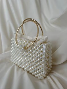 🌟 Elevate your style with this exquisitely crafted handbag adorned with pearl details. 🌟 Handcrafted with care, this bag is designed to add a touch of sophistication to every moment. The elegance of the pearl embellishments sets this bag apart, transforming it into a unique accessory. 🌸 Why Choose This Bag? 🌸 More than just an accessory, this bag is an opportunity to reflect your style and grace. Whether for a special event or to enhance your daily chic, this pearl-adorned bag complements every outfit perfectly. Consider gifting it to your loved ones to make their special moments even more meaningful. 🌟 Bag Size: 20x12 cm 🎁 Package Includes: 1 Handmade Bag with Pearl Details Carefully packaged, suitable for gifting 💌 Fast and Secure Delivery: Our products are meticulously packaged a Unique Bags And Purses, Pearl Bag Design, Luxury Clutch Bag, Pearl Begs, Pearl Beaded Bags, Pearl Bags Design, Bags For Wedding Outfit, Pearl Purse Making, Handmade Pearl Bag