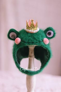 a green frog with a crown on top of it's head