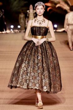 Alula Saudi Arabia, Alula Saudi, Runway Fashion Couture, Fasion Outfits, Folk Fashion, Fashion Fabric, Fancy Dresses, Elegant Dress