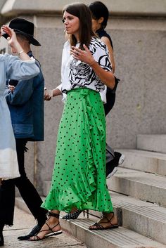 Elegantes Outfit Damen, New York Fashion Week Street Style, Nyfw Street Style, Looks Street Style, Street Style Trends, Polka Dot Skirt, Street Style Summer, Dot Skirt