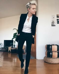 (Concluída) S/N Edwards é uma Tenente do Exército de 25 anos. Cami… #fanfic # Fanfic # amreading # books # wattpad Androgynous Fashion Women, Androgynous Women, Lesbian Outfits, Androgynous Outfits, Lesbian Fashion, Tomboy Chic, Queer Fashion, Dinner Outfit, Traje Casual