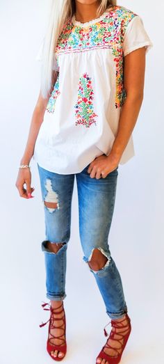 summer outfits Gabby Embroidered Top Couture, Haute Couture, Look Hippie Chic, Mexican Shirt, Casual Fashion Trends, Camila Morrone, 5 De Mayo, Perfect Summer Outfit, Moda Chic