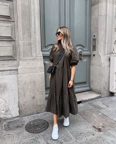 f4a4da9aa7eadfd23c7bdb7cf57b3112desc51640130ri Mode Inspo, Outfits Casuales, Modest Outfits, White Sneakers, A Dress, Tennis Shoes, Look Fashion, Modest Fashion