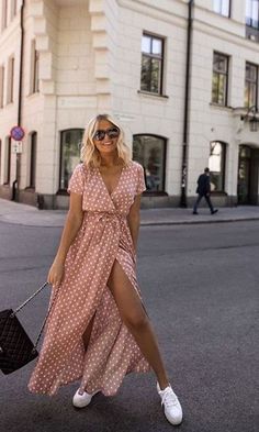 Comfortable Outfits For Italy, Dress And Sneakers Outfit Casual, Polka Dot Street Style, Sukienki Maksi, Skirt Diy, Tutorial Hijab, Skirt And Sneakers, Rock Punk, Polka Dress