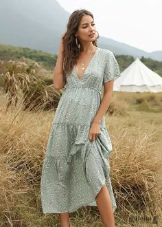 Boho Midi Dress Beth Want to walk freely on a beautiful day? Try this boho midi dress that's a perfect choice for holidays. This bohemian dress comes with a nice floral print with an elegant ruffle short-sleeve v-neck and robe. Size Guide S M L US 4 6 8 UK 6 8 10 AU/NZ 6 8 10 EU 32-34 34-36 36-38 Want to see more boho styles? Explore our full selection of Boho Dresses! Bohemian Floral Dress, Beach Holiday Dresses, Holiday Dresses Women, Boho Mode, Boho Dresses Long, Boho Midi Dress, Mode Boho, Dress Woman, Short Sleeve Maxi Dresses