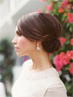 Love this sleek wedding hairstyle! Sleek Wedding Hairstyles, Updo Sleek, Wedding Hair Side, Low Chignon, Sleek Updo, Vintage Wedding Hair, Hairstyles Updo, Classic Hairstyles