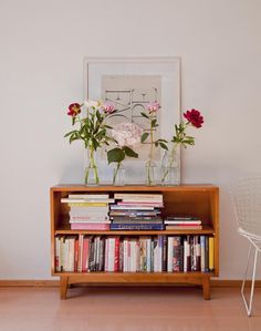 #miniestante #miniestantedelivros #miniestantedemadeira Apartment Hallway Decor, Mid Century Modern Bookcase, Earthy Home Decor, Low Bookcase, Interior House Colors, Target Home Decor, Modern Bookcase, Natural Home Decor, Decorating Small Spaces