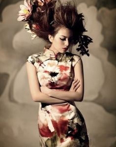 Chinese-style dress， Chi-Pao Modern Qipao, Flowers In Her Hair, China Dress, Beauty Dress, Chinese Clothing, Beauty And Fashion, Fashion Pattern