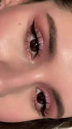 Makeup Inspo Sparkles, Pink Makeup Looks Sparkle, Easy Eye Makeup Glitter, Glittery Pink Eyeshadow Looks, Pink Party Makeup Glitter, Makeup Ideas Sparkly, Party Eye Makeup Looks, Makeup Sparkle Glitter, Sparkly Pink Eye Makeup