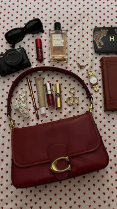 Inside My Bag, Mode Turban, Handbag Essentials, Red Purses, Bags Aesthetic