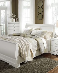 Anarasia White Queen Sleigh Bedroom Set with Chest of Drawers and Nightstand - Ornate Home White Sleigh Bed Bedroom Ideas, Ivory Sleigh Bed, Sleigh Bed White, Sleigh Queen Bed, Ashley Furniture Bedroom Set North Shore, Queen Sleigh Bed, Sleigh Bedroom Set, Sleigh Bed, Louis Philippe