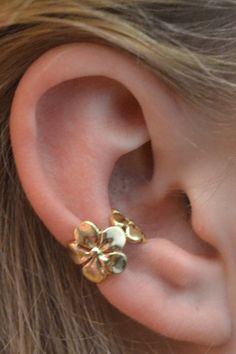 This amazingly beautiful Plumeria Ear Cuff is so flattering on the ear and easy to wear. It is non pierced and hugs the side of your ear comfortably and securely. We use on the highest quality materials, Sterling Silver and Gold Vermeil. It will fit either the left or the right side. This piece will arrive in a Gift Box and include simple fitting instructions. Perfect for gift giving Ear Cuff Gold, Wrap Earrings, Gold Ear Cuff, Dope Jewelry, Funky Jewelry, Jewelry Lookbook, Ear Cuffs, Girly Jewelry, Jewelry Inspo