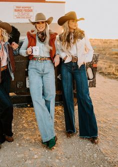 Yellowstone Cowgirl Outfits, Pretty Cowgirl Outfits, Rich Ranch Aesthetic, Classic Country Outfits, Country Life Outfits, Texan Style Outfits, Ralph Lauren Cowgirl Chic, Relaxed Western Outfit, Womens Country Fashion