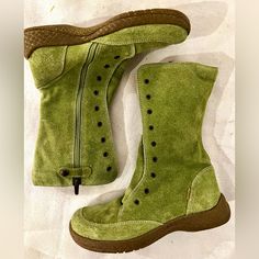 Like New, Perfect Condition. Italian Made High End Girls Boots From Primigi, Apple Green Suede With Lace Up Front And Side Zip, Rubberized Sole. Style Name Enora Size 34 Eu Or 2.5 Kids Us. Just Missing Original Laces. Cleaning Kids Closet Out. Make Me An Offer. Too Small Now And They’ve Gotta Go. Ceramic Clothes, Apple Shoes, Wacky Shoes, Moss Clothing, Apple Fashion, Unconventional Fashion, Felt Boots, Kids Closet, Ugly Shoes