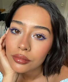 Cute Going Out Makeup Looks, Eyeliner Looks For Brown Eyes, Simple Color Eyeshadow Looks, Subtle Color Eyeshadow Looks, Eclectic Eye Makeup, Festival Makeup Simple, Makeup With Sparkles, Rainy Makeup, Makeup Looks Eye Shadow