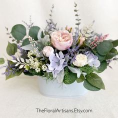 Blush floral arrangement, lavender flowers in a vase, ceramic vase with flowers, French country style florals Lavender Floral, Boho Theme, Floral Arrangements Wedding, White Peonies