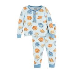 The Cowboy Toddler Pajama Set is a delightful 2-piece set that is perfect for your little one. Made from a soft and comfortable knit bamboo fabric, these pajamas are designed to keep your toddler cozy and snug all night long. The set includes a long-sleeved top and matching pants, both featuring a charming cowboy print that your child will love. One of the standout features of these pajamas is the coconut wood button chest placket on the top. Not only does it add a touch of rustic charm to the d Baby Boy Cowboy, Long Pajamas, Coconut Wood, Toddler Pajamas, Bamboo Pajamas, Bedtime Routine, Sleepwear & Loungewear, Cozy Fits, Mud Pie