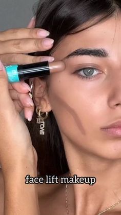 Contouring With Concealer, Make Up To Slim Your Face, Contour For Skinnier Face, Facelift With Makeup, Face Thinning Makeup, How To Make Face Slimmer, Contour Face Lift, Make Face Thinner With Makeup, How To Highlight Your Face