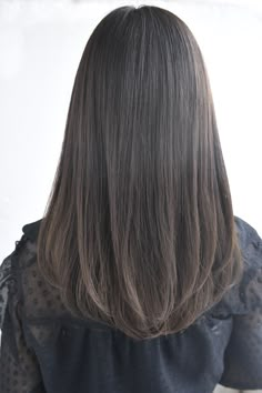 Hairstyles With No Layers, Korean Haircut Straight, Medium Haircut Ideas For Thick Hair, Simple Long Haircut, Straight Cut Hair Medium, Asian Medium Haircut, Medium Length Haircut For Thick Hair Straight, Korean Straight Hair, U Cut Hairstyle Medium