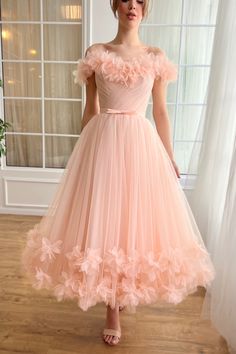 Off Shoulder Gown Design, Pink Corset Gown, Gown Lace Styles, Puff Gown, Birthday Dress Ideas, Pink Princess Dresses, Ankle Length Prom Dress, Peach Wedding Dress, Flower Lace Dress