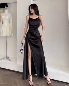 डिजाइनर कपड़े, Side Split Dress, Dark Red Dresses, Red Dresses Classy, Satin Noir, Spaghetti Strap Prom Dress, Long Prom Gowns, Light Blue Dresses, Black Prom