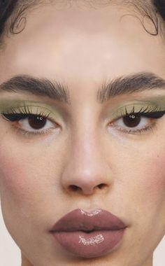 Makeup Olive Skin Green Eyes, Green Subtle Eye Makeup, Makeup For Green Outfit, Earthy Makeup Looks, Trendy Eye Makeup, Beauty And Cosmetics, Scandinavian Summer, Blonde Fashion