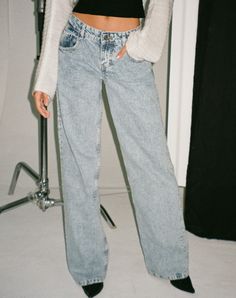 Low Rise Parallel Jeans in 80s Light Blue Wash Outfits Low Waist, Outfits Frühling, Parallel Jeans, Nz Fashion, Teenage Clothing, Low Rise Baggy Jeans, Light Jeans, Bandeau Dress, Pants With Pockets