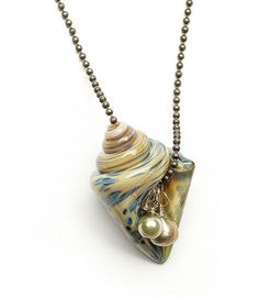 Excellent idea! What to do with all those seashells in my craft ... Seashell Diy, Shell Jewellery, Wire Jewelry Making, Jewelry Artist, Style Magazine, Seashell Necklace