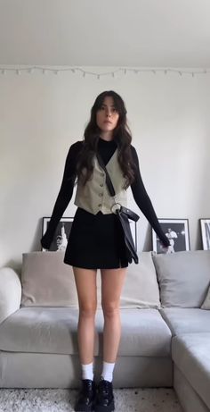 Outfit Black Tights, Black Mini Skirt Outfit Winter, Mini Skirt Outfit Black Women, Mini Skirt Winter Outfit, Black Satin Skirt Outfit, Black Skirt Outfit Winter, Black Maxi Skirt Outfit, Black Leather Skirt Outfit