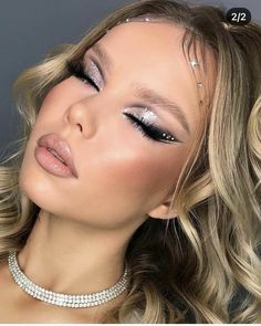 Rhinestone Hairstyle Euphoria, Silver Makeup Halloween, Eye Make Up With Rhinestones, Night Time Glam Makeup, Silver Eyeshadow With Rhinestones, New Year Eyeshadow, Make Up Con Strass, Glam Makeup With Rhinestones, New Years Eve Makeup Ideas Glitter