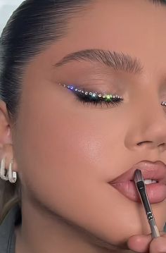 Niki Tutorials Makeup Looks, Lashes With Diamonds, White Shimmer Makeup Looks, Silver Makeup Ideas, Eye Makeup With Pearls, Eye Makeup Beginners, Light Pink Makeup Looks, Makeup For Parties, New Year Makeup Ideas