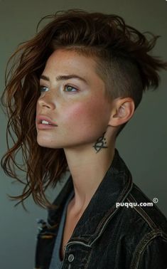 Shaved Side Haircut Women, Mohawk On Women, Short Undercut Women, Back Undercut Women, Side Cut Hairstyles Woman, Women Mohawk Hairstyles, Sidecut Long Hair, Edgy Hair Short, Female Mohawk Shaved Sides