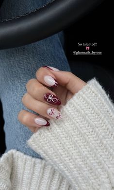 Holiday Nails With Bows, Present Bow Nails, Christmas Nails Bow Design, Christmas Bows Nail Art, Bows On Nails Nailart, Gold Glitter Nails, Hippie Nails, Fall Acrylic Nails