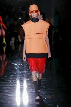 The complete Prada Fall 2018 Ready-to-Wear fashion show now on Vogue Runway. Big Fashion, Fashion Images, Fall Fashion Trends