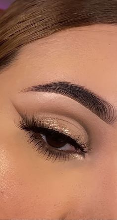 Simple 15 Makeup Looks, Simple Makeup Look For Prom, Gold Dama Makeup, Simple Cute Makeup Looks Eyeshadows, Cute Brown Eyeshadow Looks, Simple Makeup Ideas For Prom, Makeup For Damas, Makeup For Formal Dance, Light Makeup Looks Hooded Eyes