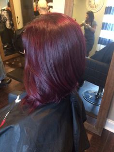 Vibrant red vv max Dark Red Hair Layers, Dark Red Wavy Hair Dyed, Bright Maroon Hair, Deep Vibrant Red Hair, Red Burgandy Hair Aesthetic, Hair Color Ideas For Brunettes Short, 60s Hair, Dyed Curly Hair