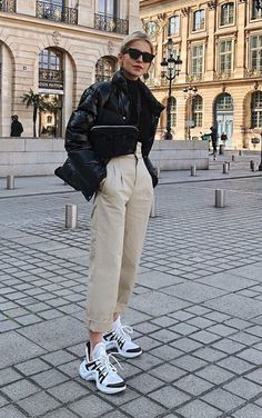 Como usar o tênis hit da temporada. Puffy jacket, blusa de gola alta, calça social, de alfaiataria, tênis esportivo, ugly dad sneakers Dad Sneakers Outfit, Tas Louis Vuitton, Tennis Shoes Outfit, Mode Casual, Looks Street Style, Outfit Trends, Women Street, Puffy Jacket, Mode Inspo