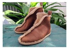 Как сшить тапочки из старой дубленки своими руками? Doc Martens Boots, Ugg Style, Vegan Boots, Shoe Pattern, Shearling Boots, Sheepskin Boots, Sheep Leather